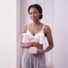 Maman utilisant un tire-lait portable POUPY — ambiance 2 Maman utilisant un tire-lait portable POUPY — ambiance 2